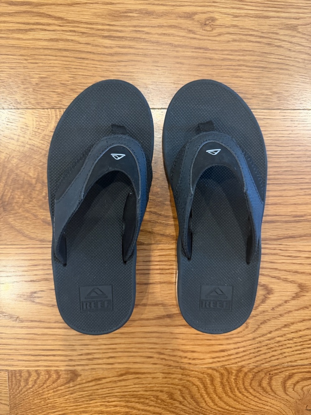 Brand new! Reef Fanning Flip Flops Sandals. Boys youth 4/5. Black